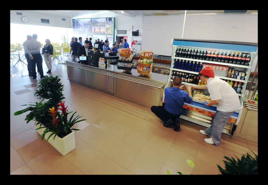 La renovada cafetería, gestionada por Indesa con una plantilla de cinco trabajadores, vincula sus horarios a las salidas de los vuelos