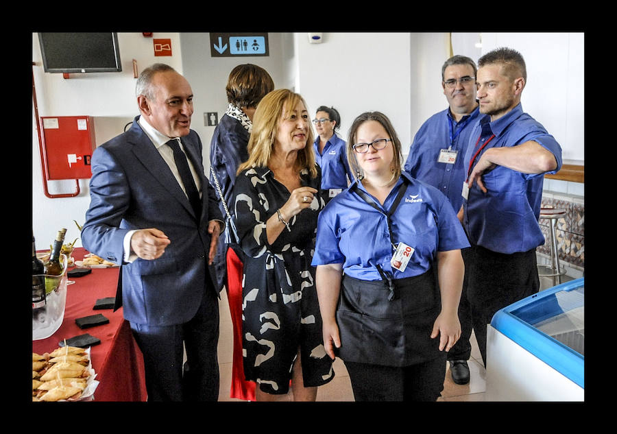 La renovada cafetería, gestionada por Indesa con una plantilla de cinco trabajadores, vincula sus horarios a las salidas de los vuelos