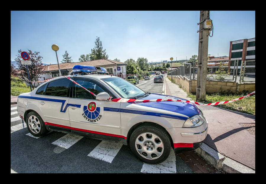 Los bomberos forales han procedido a controlar la avería y dos niños han sido trasladados al hospital de Txagorritxu