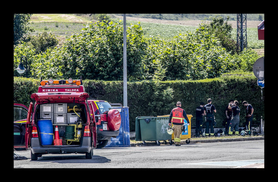 Los bomberos forales han procedido a controlar la avería y dos niños han sido trasladados al hospital de Txagorritxu