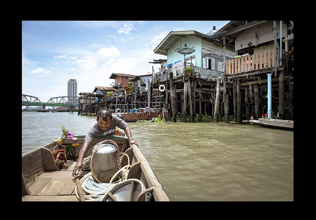 Hace unas semanas, equipos de buzos bien entrenados acapararon el interés mundial por el audaz rescate de 12 niños en una cueva anegada en Tailandia. Pero los buceadores de una pequeña comunidad de ese país, conocida como los «Indiana Jones,» se zambullen a diario hasta a 30 metros con un rudimentario casco de metal, que recuerda a una olla conectada a un tubo de goma, en el turbio cauce del río Chao Phraya, en Bangkok, en busca de tesoros. A veces, consiguen encontrar monedas, joyas o cerámica que pueden vender hasta por el doble del salario mínimo; otras, el hallazgo es macabro: cráneos y esqueletos sobre el lecho del río. Siempre a oscuras.