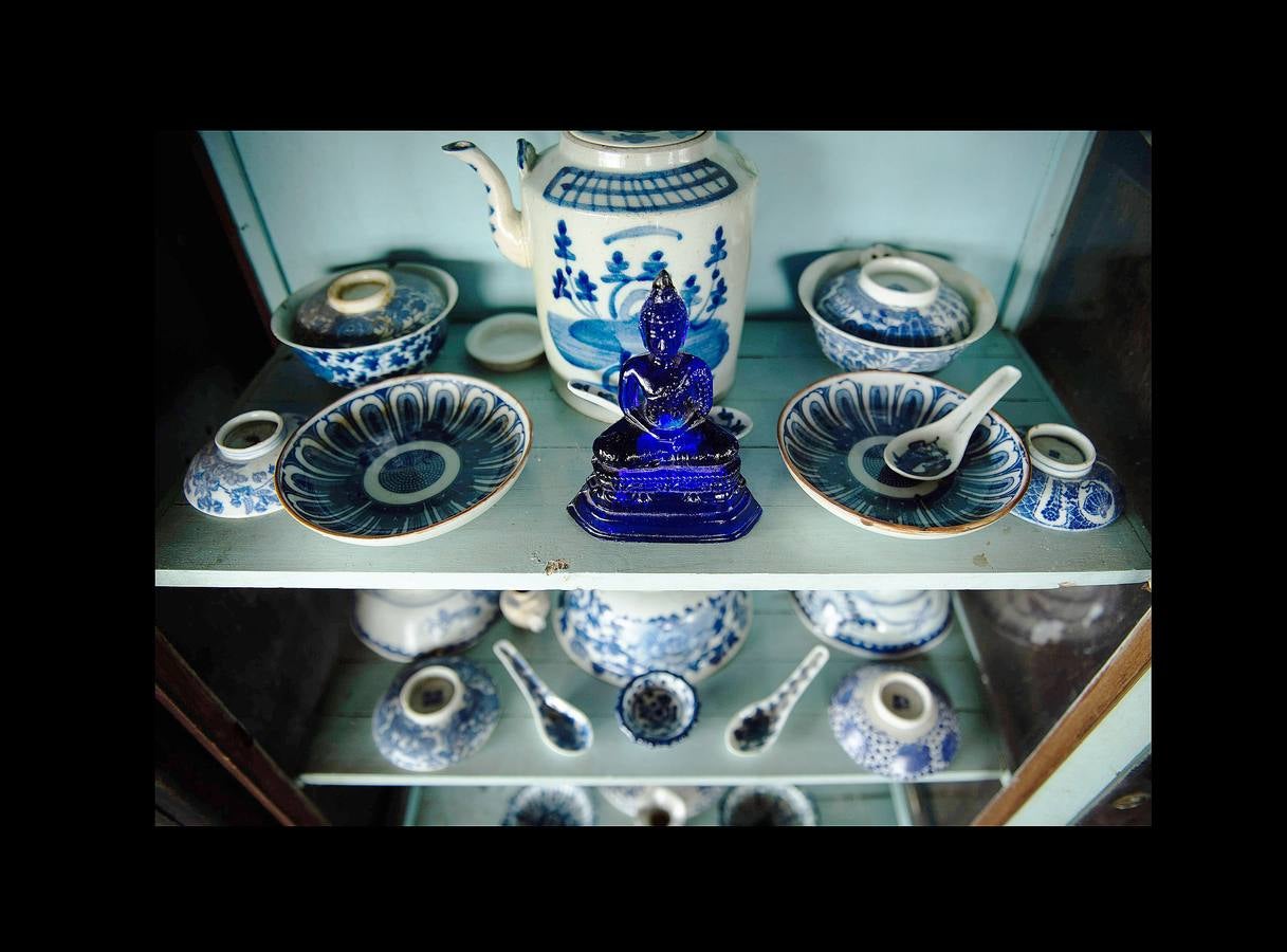 Hace unas semanas, equipos de buzos bien entrenados acapararon el interés mundial por el audaz rescate de 12 niños en una cueva anegada en Tailandia. Pero los buceadores de una pequeña comunidad de ese país, conocida como los «Indiana Jones,» se zambullen a diario hasta a 30 metros con un rudimentario casco de metal, que recuerda a una olla conectada a un tubo de goma, en el turbio cauce del río Chao Phraya, en Bangkok, en busca de tesoros. A veces, consiguen encontrar monedas, joyas o cerámica que pueden vender hasta por el doble del salario mínimo; otras, el hallazgo es macabro: cráneos y esqueletos sobre el lecho del río. Siempre a oscuras.