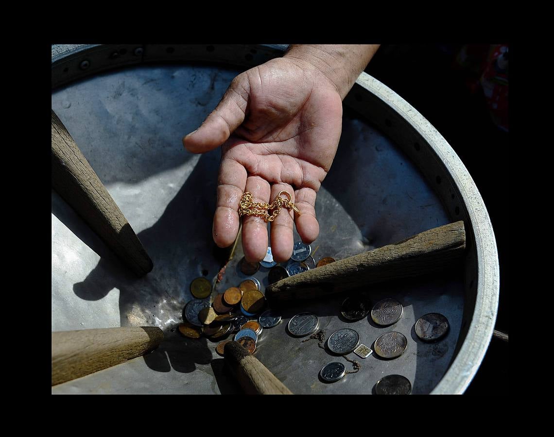 Hace unas semanas, equipos de buzos bien entrenados acapararon el interés mundial por el audaz rescate de 12 niños en una cueva anegada en Tailandia. Pero los buceadores de una pequeña comunidad de ese país, conocida como los «Indiana Jones,» se zambullen a diario hasta a 30 metros con un rudimentario casco de metal, que recuerda a una olla conectada a un tubo de goma, en el turbio cauce del río Chao Phraya, en Bangkok, en busca de tesoros. A veces, consiguen encontrar monedas, joyas o cerámica que pueden vender hasta por el doble del salario mínimo; otras, el hallazgo es macabro: cráneos y esqueletos sobre el lecho del río. Siempre a oscuras.