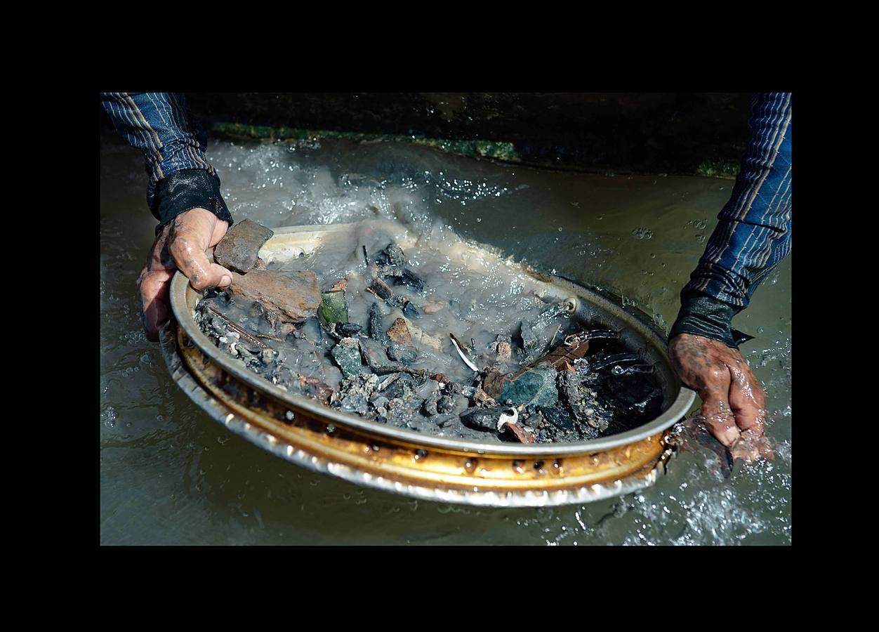 Hace unas semanas, equipos de buzos bien entrenados acapararon el interés mundial por el audaz rescate de 12 niños en una cueva anegada en Tailandia. Pero los buceadores de una pequeña comunidad de ese país, conocida como los «Indiana Jones,» se zambullen a diario hasta a 30 metros con un rudimentario casco de metal, que recuerda a una olla conectada a un tubo de goma, en el turbio cauce del río Chao Phraya, en Bangkok, en busca de tesoros. A veces, consiguen encontrar monedas, joyas o cerámica que pueden vender hasta por el doble del salario mínimo; otras, el hallazgo es macabro: cráneos y esqueletos sobre el lecho del río. Siempre a oscuras.