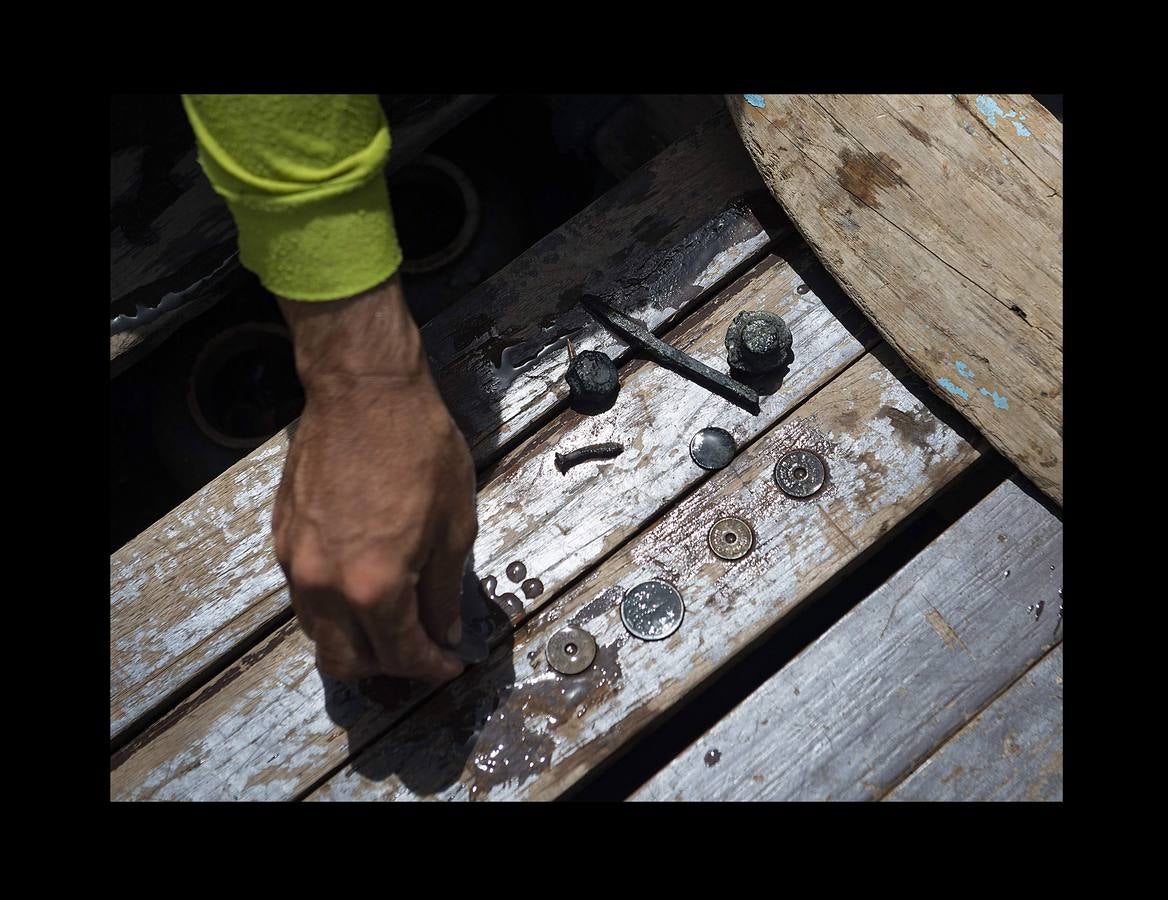Hace unas semanas, equipos de buzos bien entrenados acapararon el interés mundial por el audaz rescate de 12 niños en una cueva anegada en Tailandia. Pero los buceadores de una pequeña comunidad de ese país, conocida como los «Indiana Jones,» se zambullen a diario hasta a 30 metros con un rudimentario casco de metal, que recuerda a una olla conectada a un tubo de goma, en el turbio cauce del río Chao Phraya, en Bangkok, en busca de tesoros. A veces, consiguen encontrar monedas, joyas o cerámica que pueden vender hasta por el doble del salario mínimo; otras, el hallazgo es macabro: cráneos y esqueletos sobre el lecho del río. Siempre a oscuras.