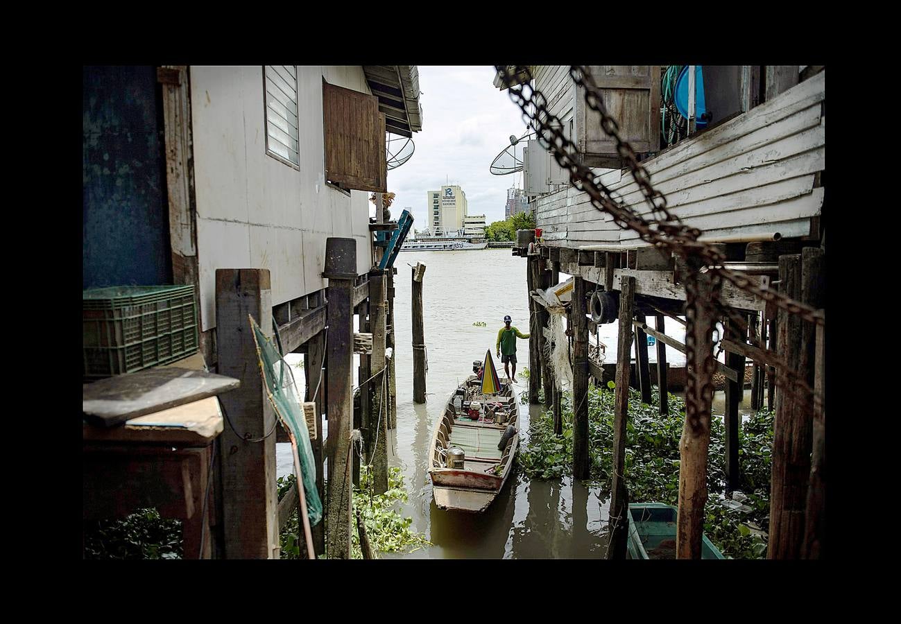 Hace unas semanas, equipos de buzos bien entrenados acapararon el interés mundial por el audaz rescate de 12 niños en una cueva anegada en Tailandia. Pero los buceadores de una pequeña comunidad de ese país, conocida como los «Indiana Jones,» se zambullen a diario hasta a 30 metros con un rudimentario casco de metal, que recuerda a una olla conectada a un tubo de goma, en el turbio cauce del río Chao Phraya, en Bangkok, en busca de tesoros. A veces, consiguen encontrar monedas, joyas o cerámica que pueden vender hasta por el doble del salario mínimo; otras, el hallazgo es macabro: cráneos y esqueletos sobre el lecho del río. Siempre a oscuras.