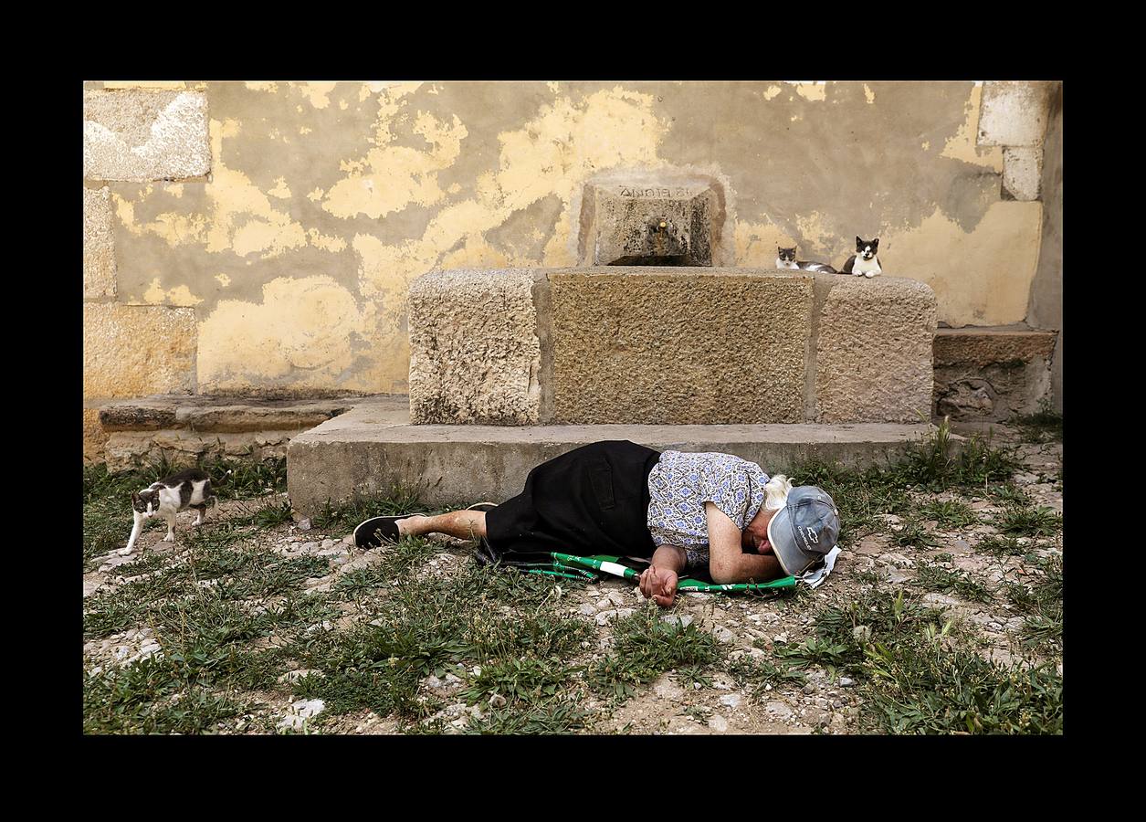 Durante más de 30 años, Juan Martín Colomer y su esposa Sinforosa Sancho han vivido solos en La Estrella, un pueblo del noreste de Aragón, con una densidad de población inferior a 8 habitantes por kilómetro cuadrado. «Todos se han ido, somos los tontos que nos hemos quedado -ríe Sinforosa, que acaba de cumplir 85 años-. Tenemos gallinas, conejos, tierra y cuando hace frío prendemos fuego y dormimos bajo mantas.» Algunos estudios apuntan que esta zona de España, dos veces mayor que Bélgica, se convertirá en la menos poblada de Europa en poco tiempo. «Si no hay niños no hay vida -dice Juan Martín-, pero hemos crecido en soledad y nos gusta. La Estrella morirá con nosotros.»