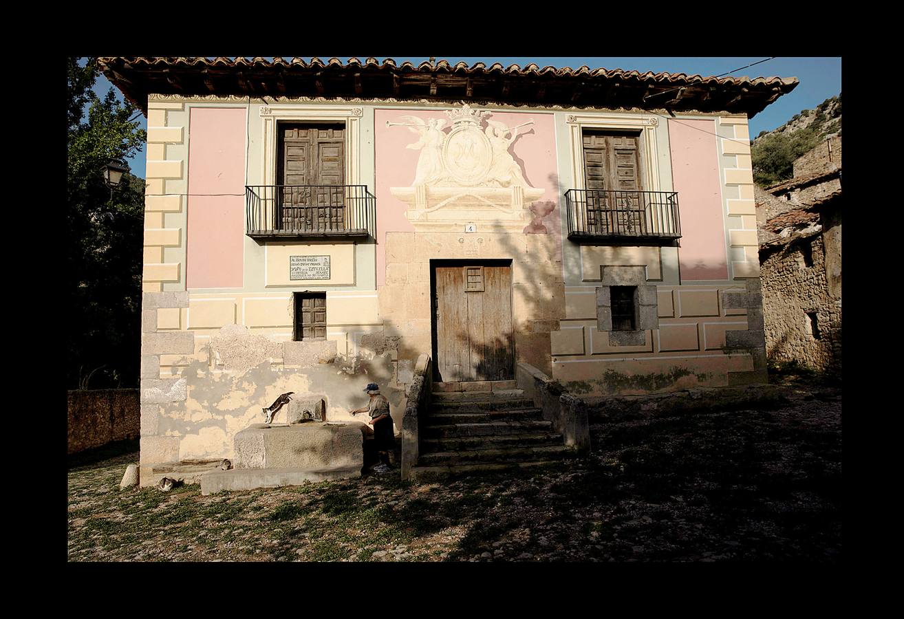 Durante más de 30 años, Juan Martín Colomer y su esposa Sinforosa Sancho han vivido solos en La Estrella, un pueblo del noreste de Aragón, con una densidad de población inferior a 8 habitantes por kilómetro cuadrado. «Todos se han ido, somos los tontos que nos hemos quedado -ríe Sinforosa, que acaba de cumplir 85 años-. Tenemos gallinas, conejos, tierra y cuando hace frío prendemos fuego y dormimos bajo mantas.» Algunos estudios apuntan que esta zona de España, dos veces mayor que Bélgica, se convertirá en la menos poblada de Europa en poco tiempo. «Si no hay niños no hay vida -dice Juan Martín-, pero hemos crecido en soledad y nos gusta. La Estrella morirá con nosotros.»