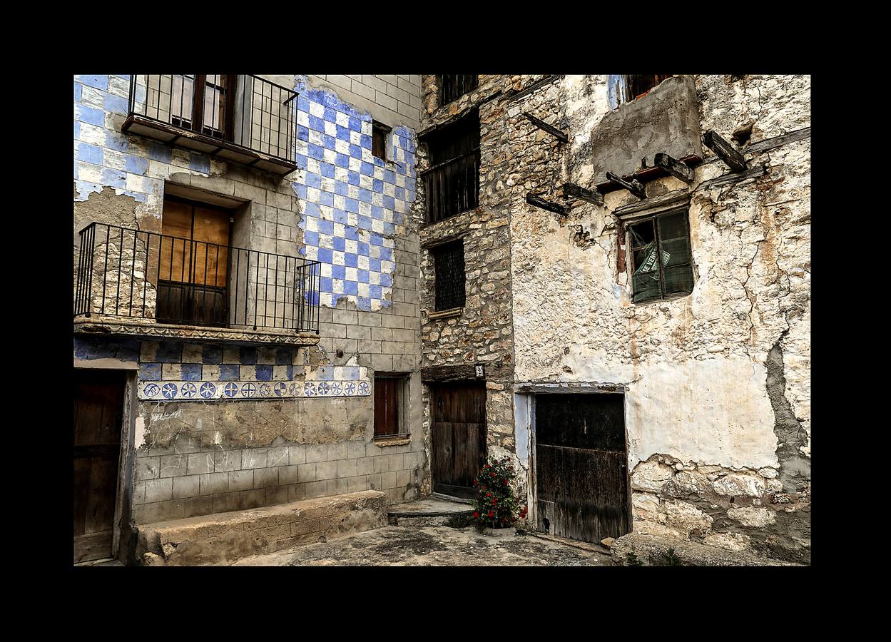 Durante más de 30 años, Juan Martín Colomer y su esposa Sinforosa Sancho han vivido solos en La Estrella, un pueblo del noreste de Aragón, con una densidad de población inferior a 8 habitantes por kilómetro cuadrado. «Todos se han ido, somos los tontos que nos hemos quedado -ríe Sinforosa, que acaba de cumplir 85 años-. Tenemos gallinas, conejos, tierra y cuando hace frío prendemos fuego y dormimos bajo mantas.» Algunos estudios apuntan que esta zona de España, dos veces mayor que Bélgica, se convertirá en la menos poblada de Europa en poco tiempo. «Si no hay niños no hay vida -dice Juan Martín-, pero hemos crecido en soledad y nos gusta. La Estrella morirá con nosotros.»
