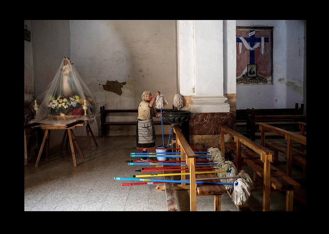 Durante más de 30 años, Juan Martín Colomer y su esposa Sinforosa Sancho han vivido solos en La Estrella, un pueblo del noreste de Aragón, con una densidad de población inferior a 8 habitantes por kilómetro cuadrado. «Todos se han ido, somos los tontos que nos hemos quedado -ríe Sinforosa, que acaba de cumplir 85 años-. Tenemos gallinas, conejos, tierra y cuando hace frío prendemos fuego y dormimos bajo mantas.» Algunos estudios apuntan que esta zona de España, dos veces mayor que Bélgica, se convertirá en la menos poblada de Europa en poco tiempo. «Si no hay niños no hay vida -dice Juan Martín-, pero hemos crecido en soledad y nos gusta. La Estrella morirá con nosotros.»