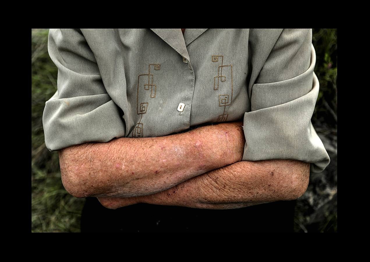 Durante más de 30 años, Juan Martín Colomer y su esposa Sinforosa Sancho han vivido solos en La Estrella, un pueblo del noreste de Aragón, con una densidad de población inferior a 8 habitantes por kilómetro cuadrado. «Todos se han ido, somos los tontos que nos hemos quedado -ríe Sinforosa, que acaba de cumplir 85 años-. Tenemos gallinas, conejos, tierra y cuando hace frío prendemos fuego y dormimos bajo mantas.» Algunos estudios apuntan que esta zona de España, dos veces mayor que Bélgica, se convertirá en la menos poblada de Europa en poco tiempo. «Si no hay niños no hay vida -dice Juan Martín-, pero hemos crecido en soledad y nos gusta. La Estrella morirá con nosotros.»