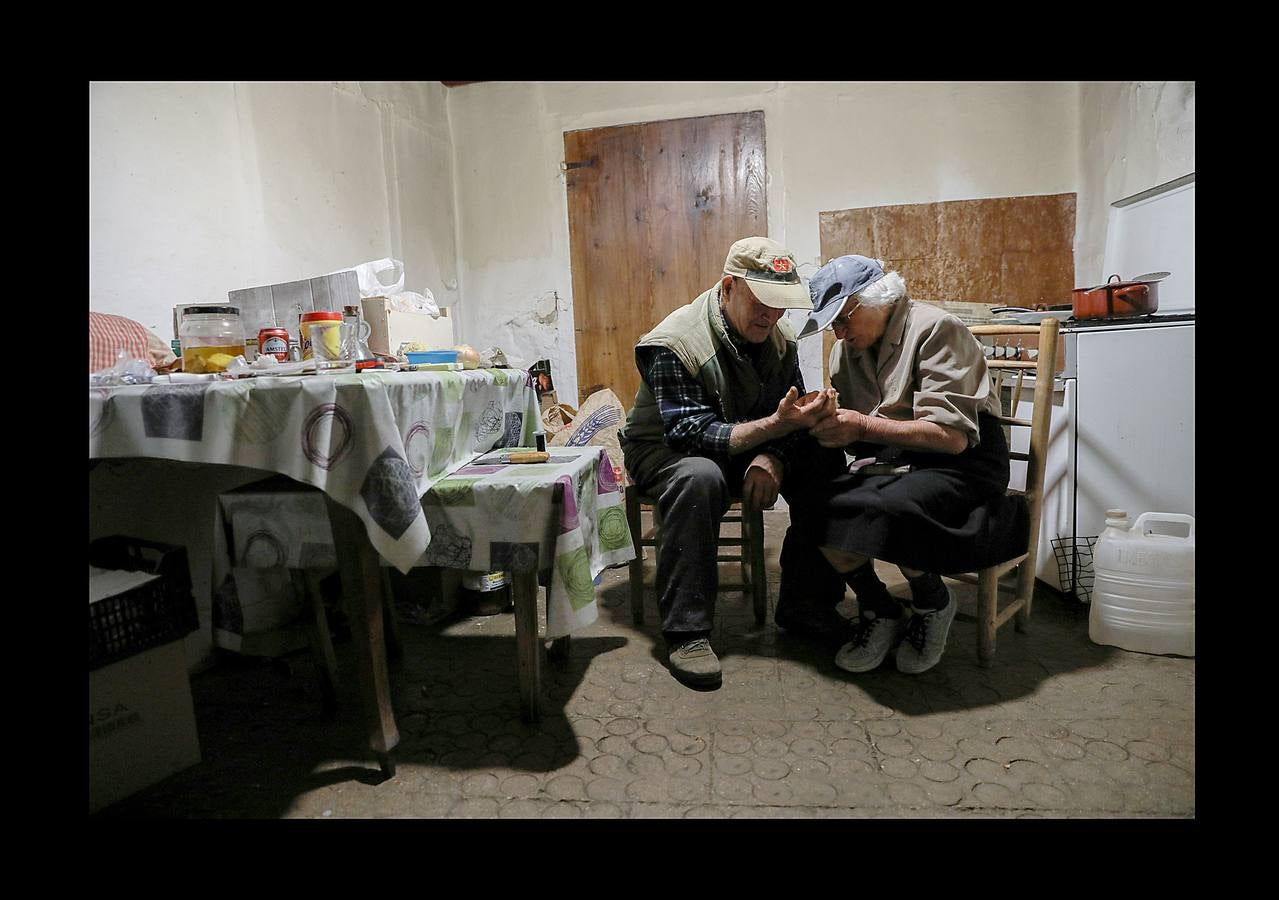 Durante más de 30 años, Juan Martín Colomer y su esposa Sinforosa Sancho han vivido solos en La Estrella, un pueblo del noreste de Aragón, con una densidad de población inferior a 8 habitantes por kilómetro cuadrado. «Todos se han ido, somos los tontos que nos hemos quedado -ríe Sinforosa, que acaba de cumplir 85 años-. Tenemos gallinas, conejos, tierra y cuando hace frío prendemos fuego y dormimos bajo mantas.» Algunos estudios apuntan que esta zona de España, dos veces mayor que Bélgica, se convertirá en la menos poblada de Europa en poco tiempo. «Si no hay niños no hay vida -dice Juan Martín-, pero hemos crecido en soledad y nos gusta. La Estrella morirá con nosotros.»