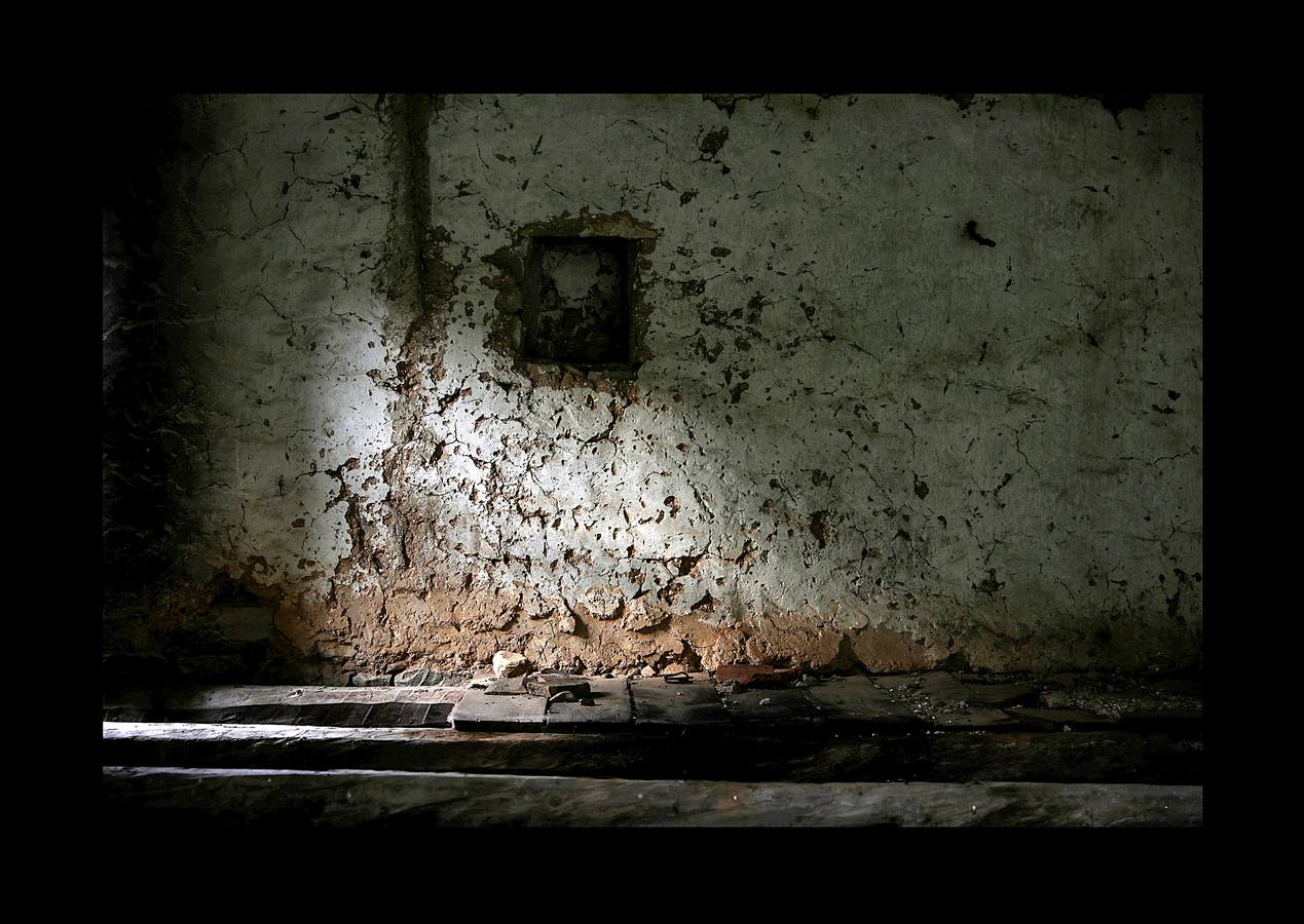 Durante más de 30 años, Juan Martín Colomer y su esposa Sinforosa Sancho han vivido solos en La Estrella, un pueblo del noreste de Aragón, con una densidad de población inferior a 8 habitantes por kilómetro cuadrado. «Todos se han ido, somos los tontos que nos hemos quedado -ríe Sinforosa, que acaba de cumplir 85 años-. Tenemos gallinas, conejos, tierra y cuando hace frío prendemos fuego y dormimos bajo mantas.» Algunos estudios apuntan que esta zona de España, dos veces mayor que Bélgica, se convertirá en la menos poblada de Europa en poco tiempo. «Si no hay niños no hay vida -dice Juan Martín-, pero hemos crecido en soledad y nos gusta. La Estrella morirá con nosotros.»