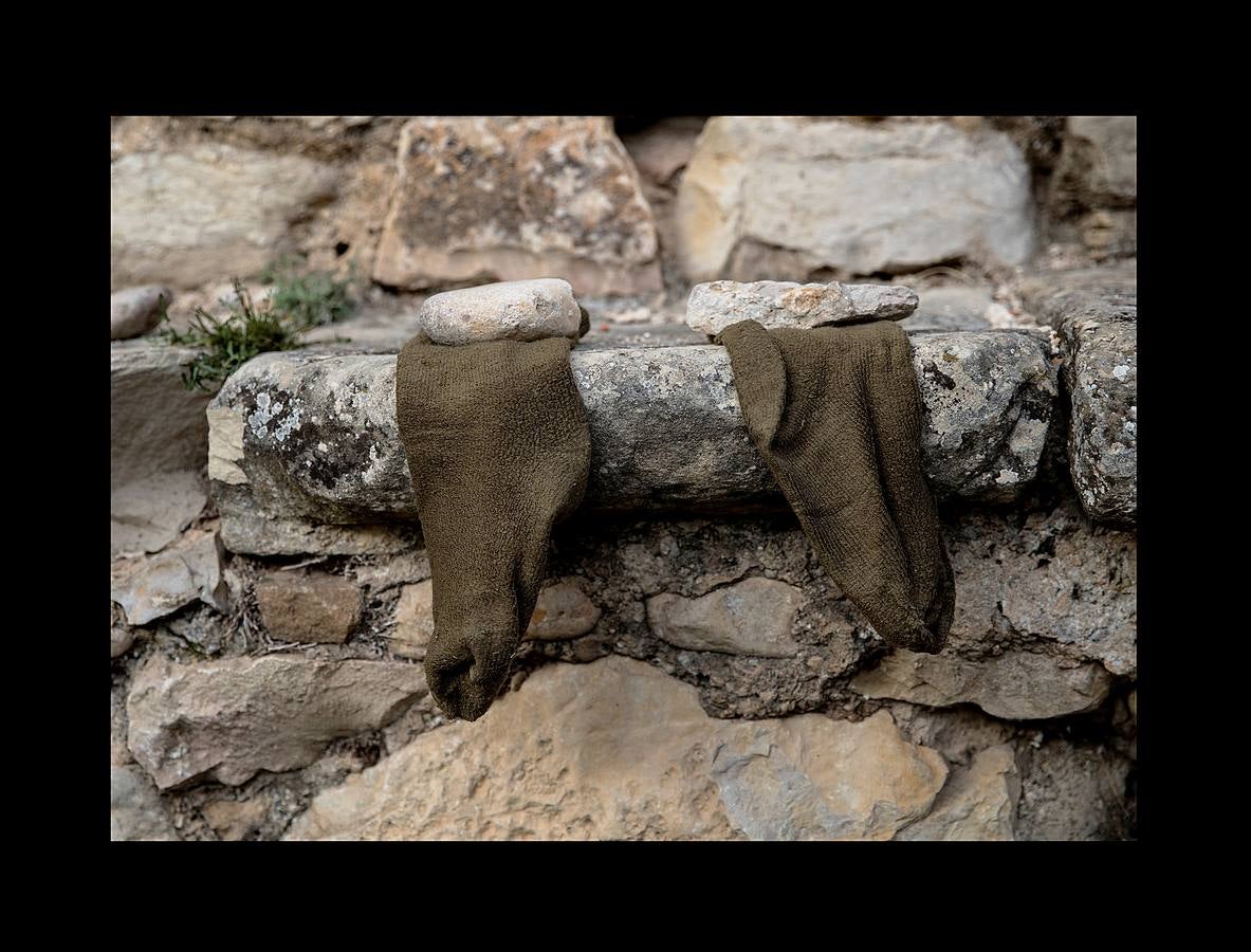 Durante más de 30 años, Juan Martín Colomer y su esposa Sinforosa Sancho han vivido solos en La Estrella, un pueblo del noreste de Aragón, con una densidad de población inferior a 8 habitantes por kilómetro cuadrado. «Todos se han ido, somos los tontos que nos hemos quedado -ríe Sinforosa, que acaba de cumplir 85 años-. Tenemos gallinas, conejos, tierra y cuando hace frío prendemos fuego y dormimos bajo mantas.» Algunos estudios apuntan que esta zona de España, dos veces mayor que Bélgica, se convertirá en la menos poblada de Europa en poco tiempo. «Si no hay niños no hay vida -dice Juan Martín-, pero hemos crecido en soledad y nos gusta. La Estrella morirá con nosotros.»
