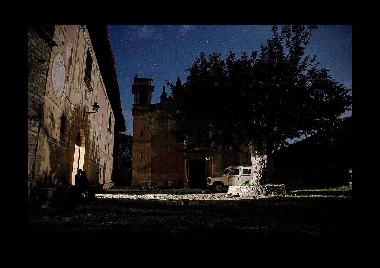 Durante más de 30 años, Juan Martín Colomer y su esposa Sinforosa Sancho han vivido solos en La Estrella, un pueblo del noreste de Aragón, con una densidad de población inferior a 8 habitantes por kilómetro cuadrado. «Todos se han ido, somos los tontos que nos hemos quedado -ríe Sinforosa, que acaba de cumplir 85 años-. Tenemos gallinas, conejos, tierra y cuando hace frío prendemos fuego y dormimos bajo mantas.» Algunos estudios apuntan que esta zona de España, dos veces mayor que Bélgica, se convertirá en la menos poblada de Europa en poco tiempo. «Si no hay niños no hay vida -dice Juan Martín-, pero hemos crecido en soledad y nos gusta. La Estrella morirá con nosotros.»