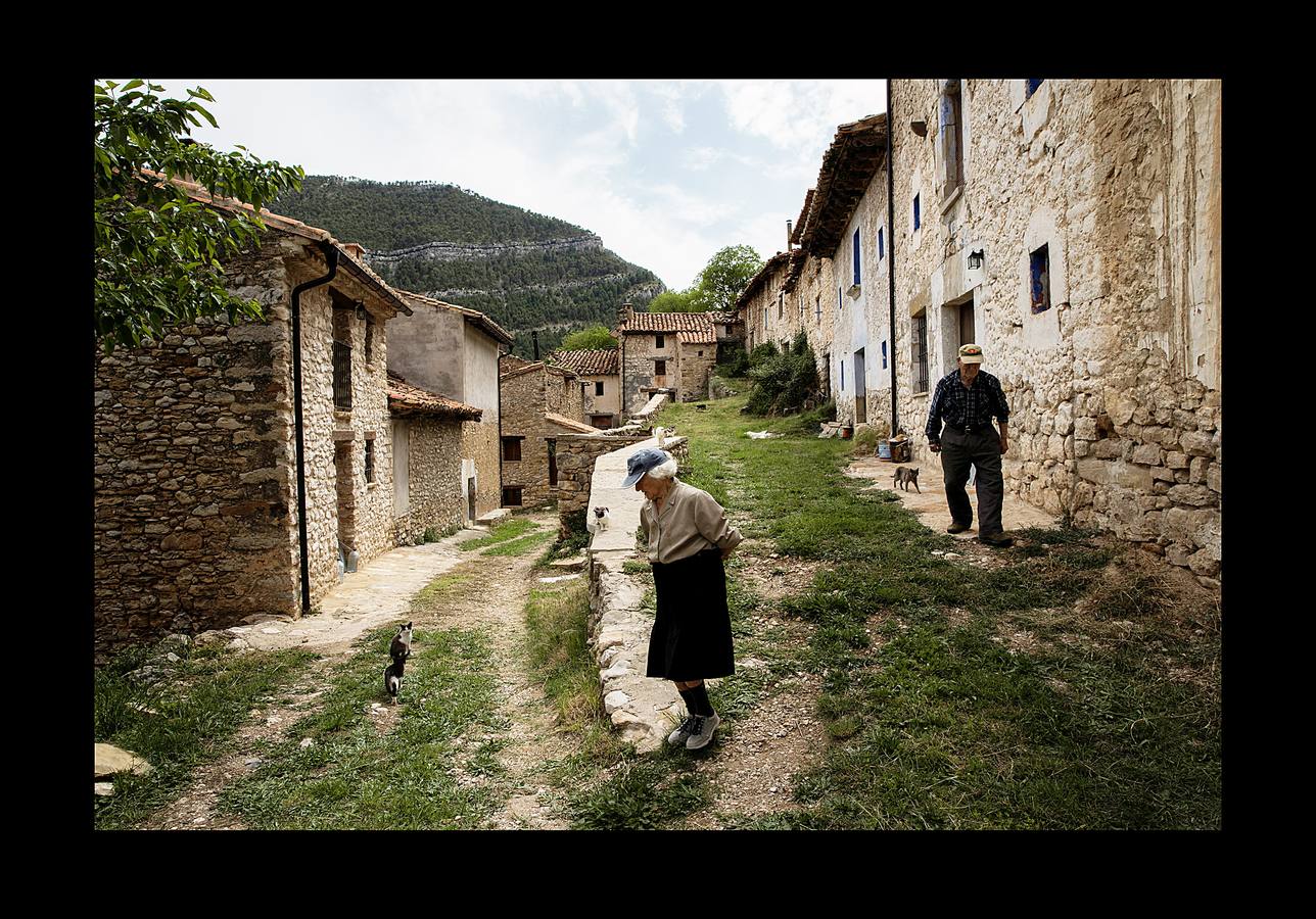Durante más de 30 años, Juan Martín Colomer y su esposa Sinforosa Sancho han vivido solos en La Estrella, un pueblo del noreste de Aragón, con una densidad de población inferior a 8 habitantes por kilómetro cuadrado. «Todos se han ido, somos los tontos que nos hemos quedado -ríe Sinforosa, que acaba de cumplir 85 años-. Tenemos gallinas, conejos, tierra y cuando hace frío prendemos fuego y dormimos bajo mantas.» Algunos estudios apuntan que esta zona de España, dos veces mayor que Bélgica, se convertirá en la menos poblada de Europa en poco tiempo. «Si no hay niños no hay vida -dice Juan Martín-, pero hemos crecido en soledad y nos gusta. La Estrella morirá con nosotros.»