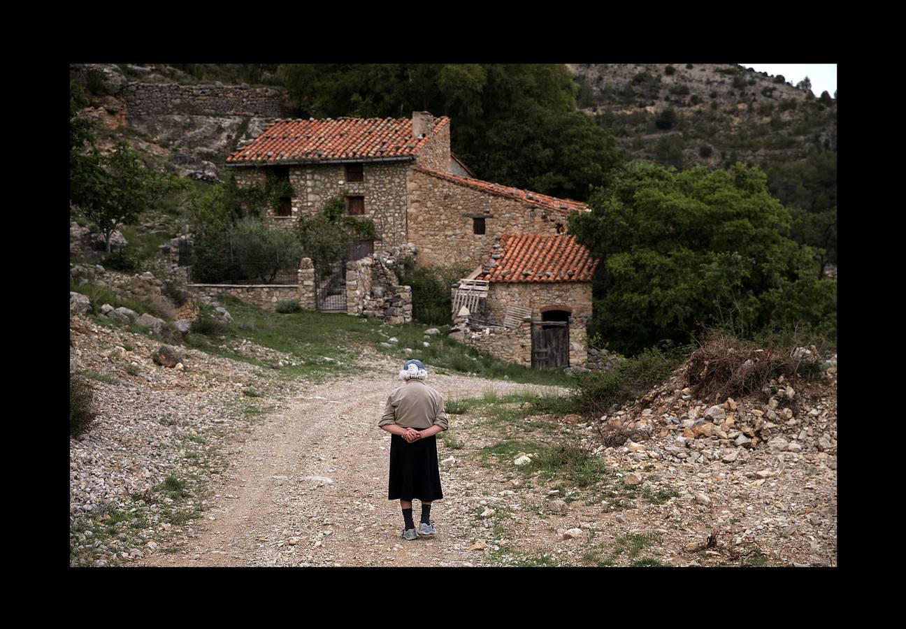 Durante más de 30 años, Juan Martín Colomer y su esposa Sinforosa Sancho han vivido solos en La Estrella, un pueblo del noreste de Aragón, con una densidad de población inferior a 8 habitantes por kilómetro cuadrado. «Todos se han ido, somos los tontos que nos hemos quedado -ríe Sinforosa, que acaba de cumplir 85 años-. Tenemos gallinas, conejos, tierra y cuando hace frío prendemos fuego y dormimos bajo mantas.» Algunos estudios apuntan que esta zona de España, dos veces mayor que Bélgica, se convertirá en la menos poblada de Europa en poco tiempo. «Si no hay niños no hay vida -dice Juan Martín-, pero hemos crecido en soledad y nos gusta. La Estrella morirá con nosotros.»