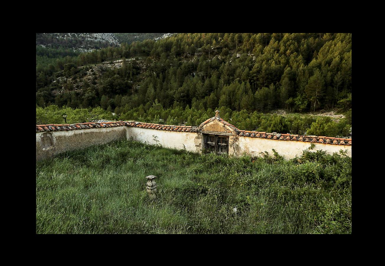 Durante más de 30 años, Juan Martín Colomer y su esposa Sinforosa Sancho han vivido solos en La Estrella, un pueblo del noreste de Aragón, con una densidad de población inferior a 8 habitantes por kilómetro cuadrado. «Todos se han ido, somos los tontos que nos hemos quedado -ríe Sinforosa, que acaba de cumplir 85 años-. Tenemos gallinas, conejos, tierra y cuando hace frío prendemos fuego y dormimos bajo mantas.» Algunos estudios apuntan que esta zona de España, dos veces mayor que Bélgica, se convertirá en la menos poblada de Europa en poco tiempo. «Si no hay niños no hay vida -dice Juan Martín-, pero hemos crecido en soledad y nos gusta. La Estrella morirá con nosotros.»
