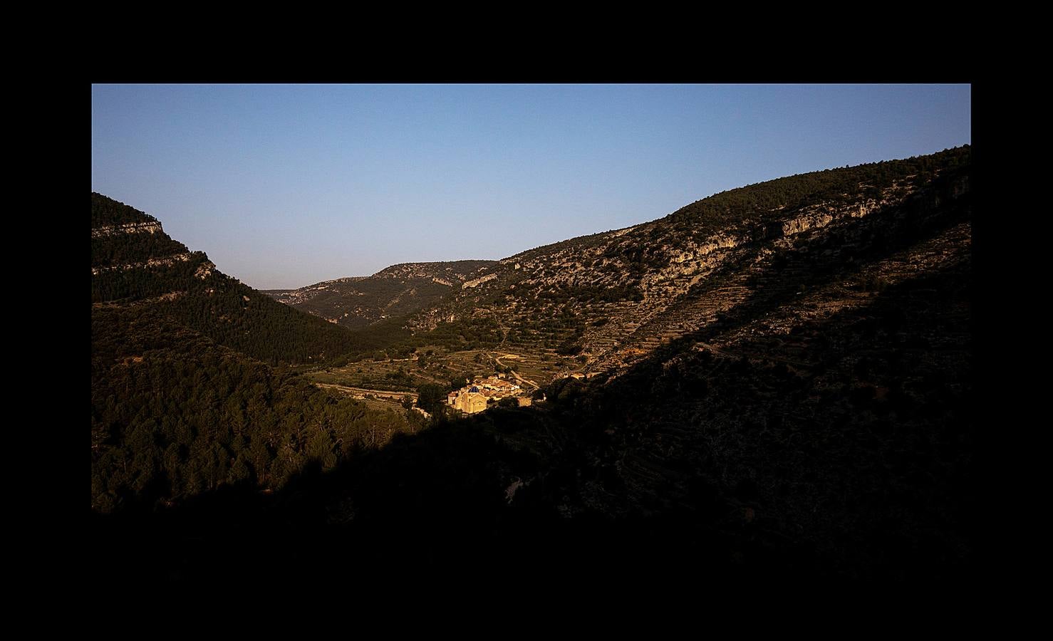 Durante más de 30 años, Juan Martín Colomer y su esposa Sinforosa Sancho han vivido solos en La Estrella, un pueblo del noreste de Aragón, con una densidad de población inferior a 8 habitantes por kilómetro cuadrado. «Todos se han ido, somos los tontos que nos hemos quedado -ríe Sinforosa, que acaba de cumplir 85 años-. Tenemos gallinas, conejos, tierra y cuando hace frío prendemos fuego y dormimos bajo mantas.» Algunos estudios apuntan que esta zona de España, dos veces mayor que Bélgica, se convertirá en la menos poblada de Europa en poco tiempo. «Si no hay niños no hay vida -dice Juan Martín-, pero hemos crecido en soledad y nos gusta. La Estrella morirá con nosotros.»