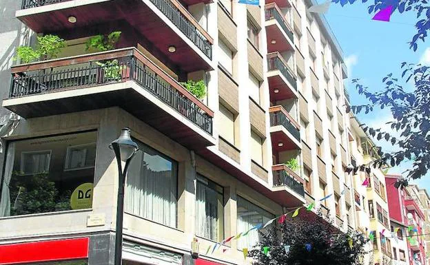 En agosto, son muchos los pisos que mantienen sus persianas bajadas por todo el municipio.