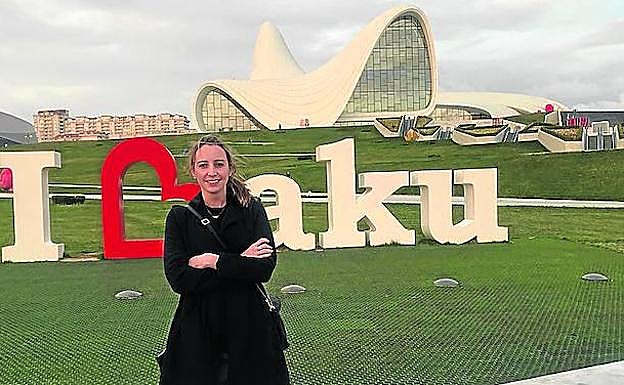 Andrea, con el Heydar Aliyev Center de Bakú al fondo.