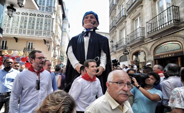 Pablo Casado, acompañado por Javier Maroto, este domingo en Vitoria.