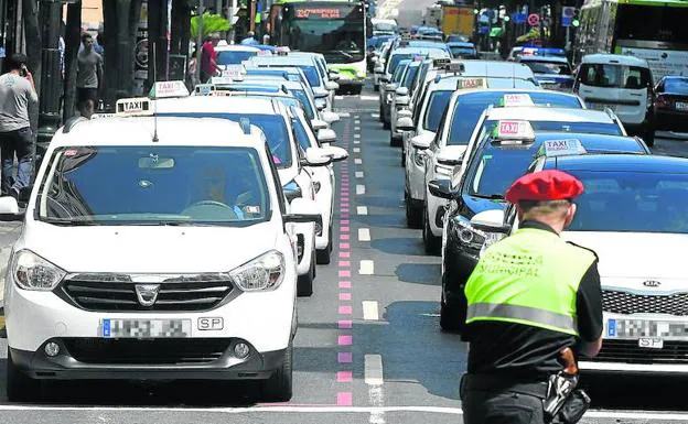 Caravana de taxis por el centro de Bilbao durante una se las movilizaciones de la semana pasada. 