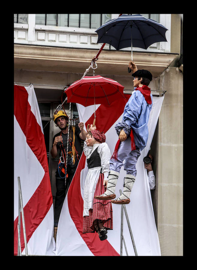 Los muñecos descienden desde la torre de San Miguel en una jornada festiva pensada especialmente para los txikis de la casa