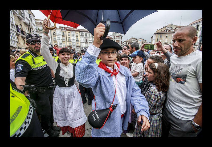 Los muñecos descienden desde la torre de San Miguel en una jornada festiva pensada especialmente para los txikis de la casa