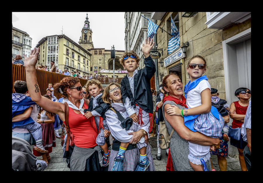 Los muñecos descienden desde la torre de San Miguel en una jornada festiva pensada especialmente para los txikis de la casa