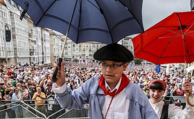 Galería. Celedón txiki y Edurne, tras cruzar una abarrotada plaza de la Virgen Blanca.