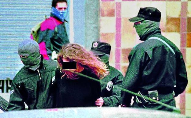 Imagen de la detención de Olga Sanz en 1998 en el barrio bilbaíno de Zorroza.