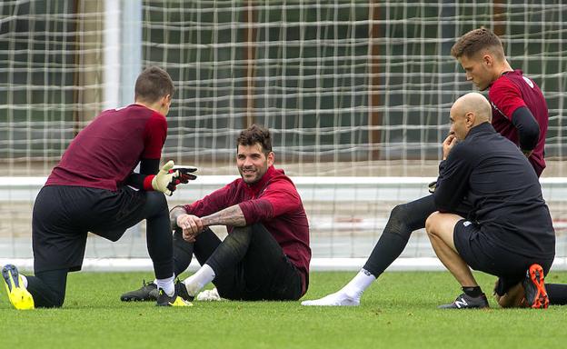 Kepa charla con Herrerín con Remiro a la derecha, ayer en Lezama.