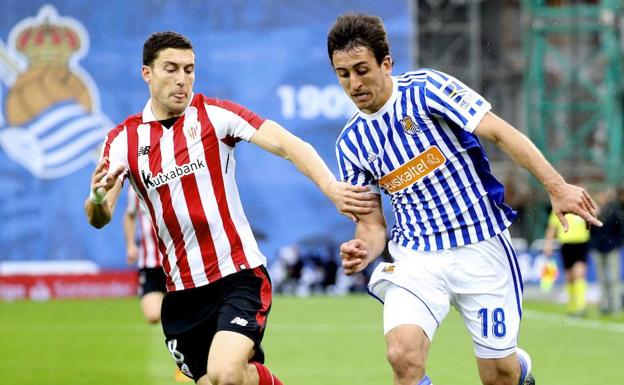 De Marcos persigue a Oyarzabal en el último derbi de Anoeta.