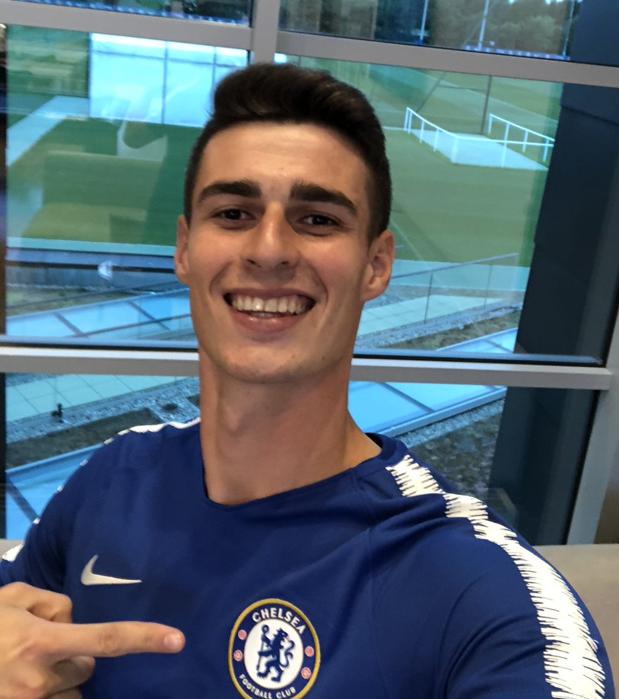 Kepa se hace un selfie sonriente en las instalaciones del Chelsea.