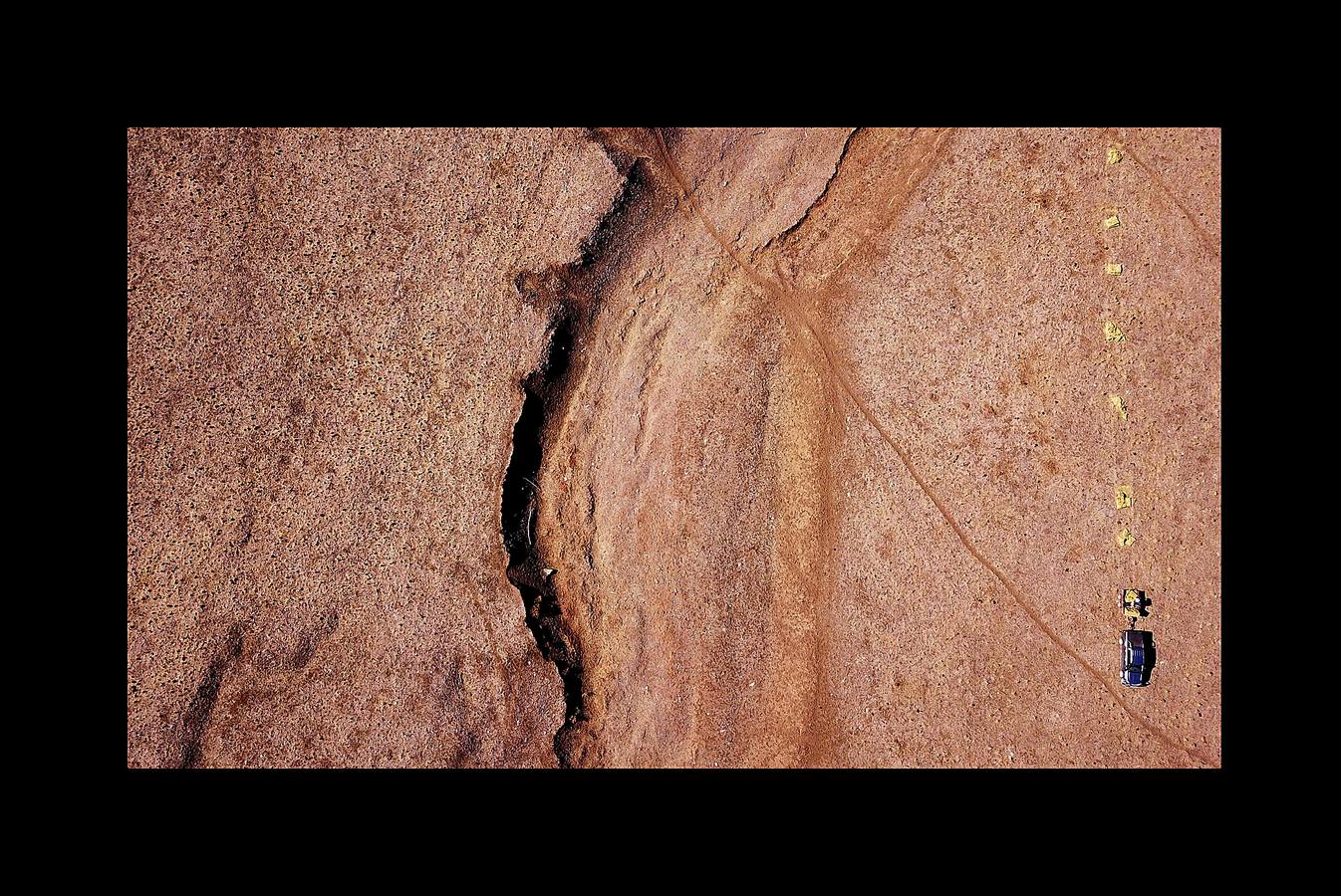 Desde el suelo, la sequía de Australia se ve como una mancha de polvo sin rasgos distintivos. Pero desde el aire, esta tierra que se agrieta bajo un sol abrasador, se transforma en una mezcla de colores y texturas que recuerdan a ciertas pinturas abstractas. La peor sequía que se recuerda está barriendo grandes zonas del país (el 95 % de Nueva Gales del Sur) y ha dejado a los agricultores haciéndose muchas preguntas sobre el futuro. «Las sequías se parecen a un cáncer que te consume, dicen algunos, y cada vez se vuelve más seco, más severo e impacta más en tu vida.»