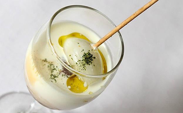Copa de marinado de bonito con uvas y ajoblanco elaborado por Guillermo Mori Zabala, cocinero de Casa Zabala (Gijón).