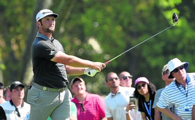 Rahm sujeta el driver tras la salida en el hoyo 7 que le llevó a firmar su segundo birdie del día.