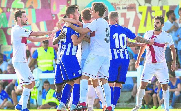 Jony y Sastre fueron expulsados por enzarzarse tras un agarrón del jugador del Huesca.