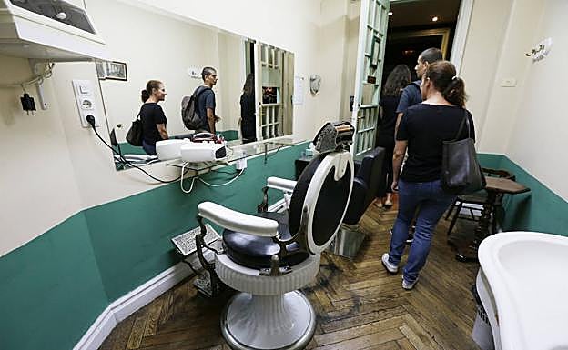 La peluquería de La Bilbaína, con un sillón clásico.