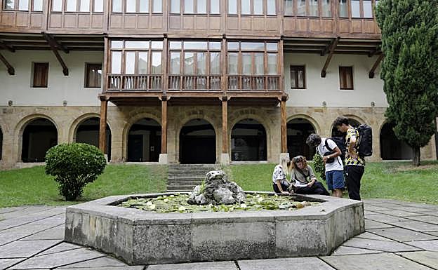 El claustro del Museo de Arte Sacro, antiguo patio de convento. 