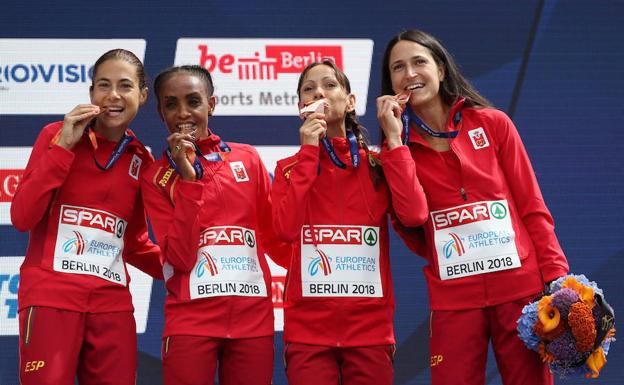 El equipo femenino celebra su medalla.