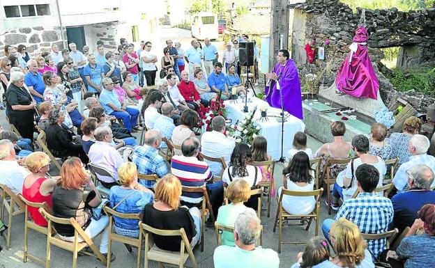 La ceremonia incluyó una misa funeral, ya que la familia trasladó al municipio las cenizas de 'Ino'.