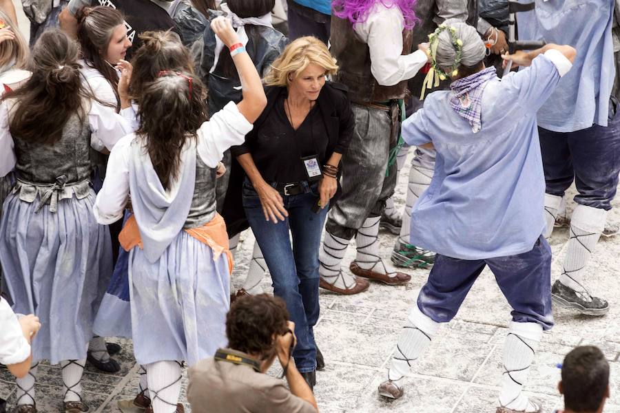 El equipo de 'El silencio de la ciudad blanca' se ha trasladado este lunes a la calle Dato para grabar uno de los momentos clave de la novela