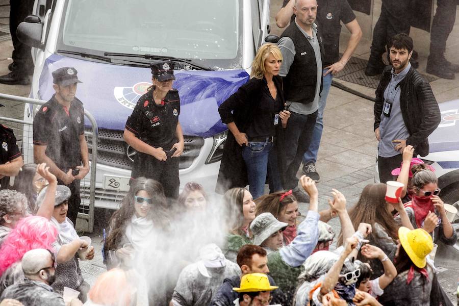 El equipo de 'El silencio de la ciudad blanca' se ha trasladado este lunes a la calle Dato para grabar uno de los momentos clave de la novela