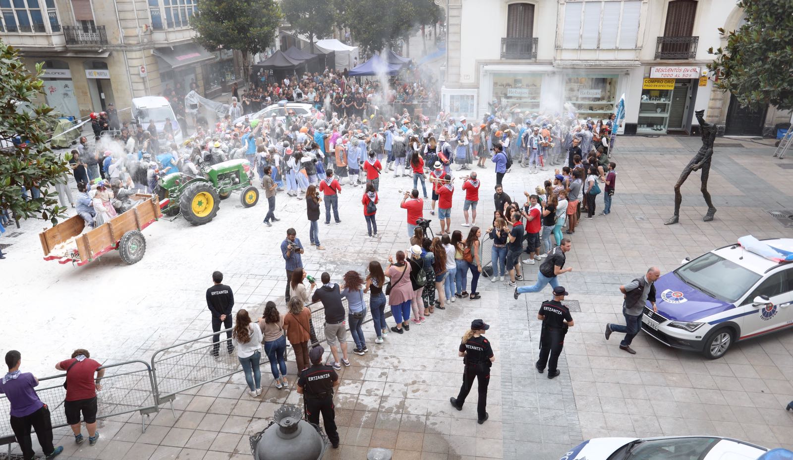 El equipo de 'El silencio de la ciudad blanca' se ha trasladado este lunes a la calle Dato para grabar uno de los momentos clave de la novela