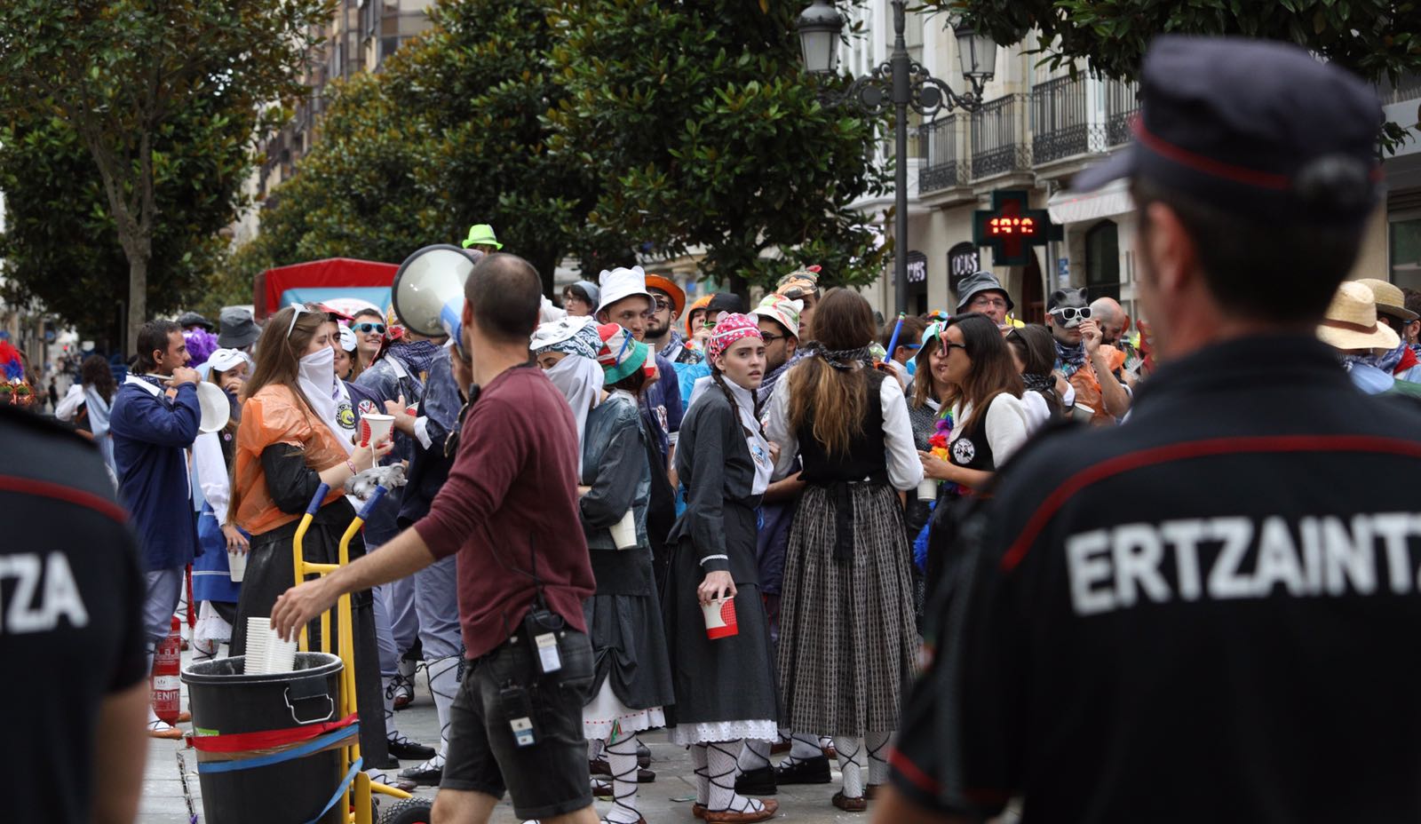 El equipo de 'El silencio de la ciudad blanca' se ha trasladado este lunes a la calle Dato para grabar uno de los momentos clave de la novela