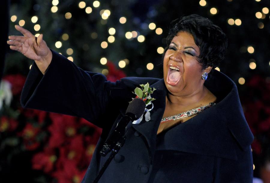 Fotografía de archivo que muestra a la cantante estadounidense Aretha Franklin durante su actuación en el encendido de las luces navideñas en el centro Rockefeller en Nueva York (Estados Unidos), el 2 de diciembre del 2009.