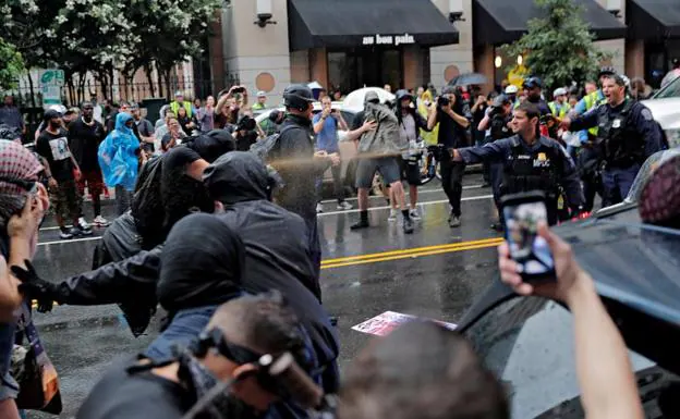 Cientos de personas protestan en Washington por la marcha del 'odio' en Charlottesville