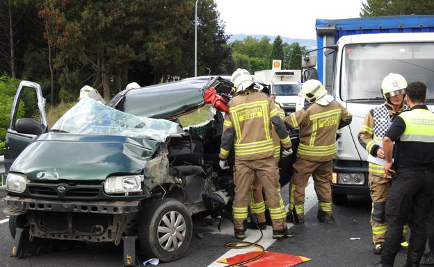 Imagen del coche tras ser accidentado en Santo Domingo. 